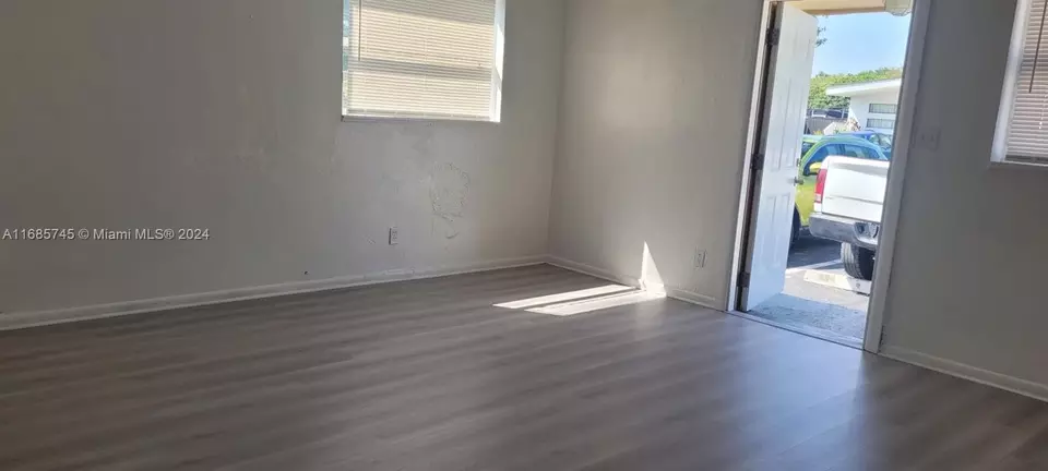 Living - 2632 NW 18th Ter, Oakland Park, FL 33311 photo 4 of 10