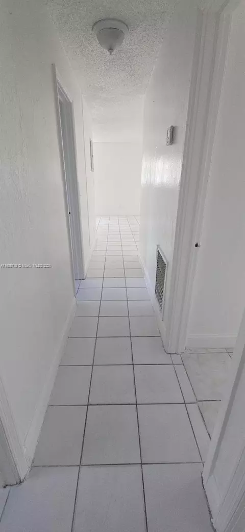 Entry Way - 2632 NW 18th Ter, Oakland Park, FL 33311 photo 1 of 4