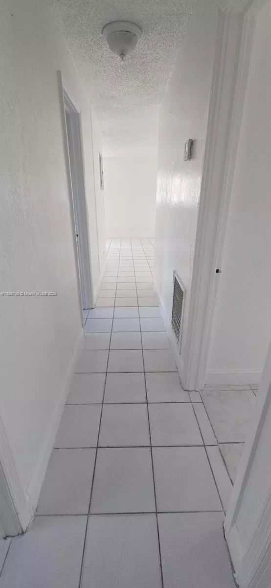 Entry Way - 2632 NW 18th Ter, Oakland Park, FL 33311 photo 1 of 4