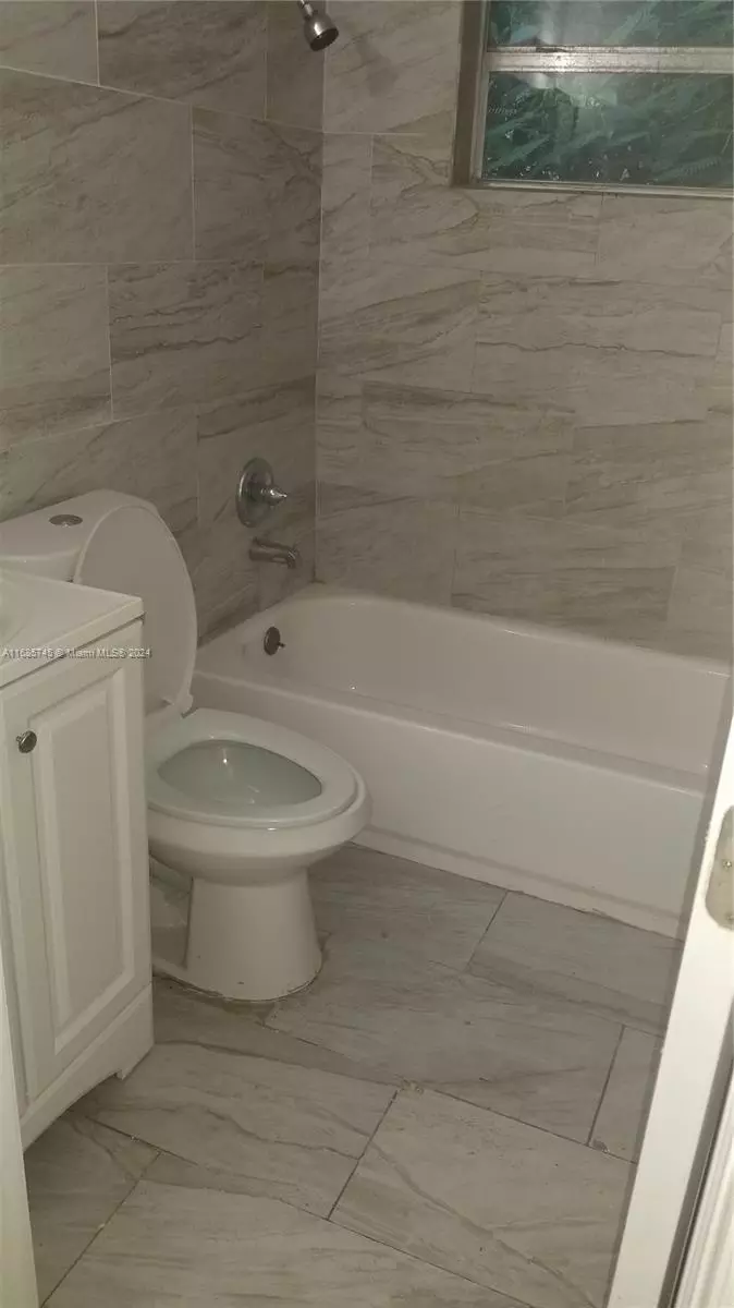 Bath - 2632 NW 18th Ter, Oakland Park, FL 33311 photo 10 of 11