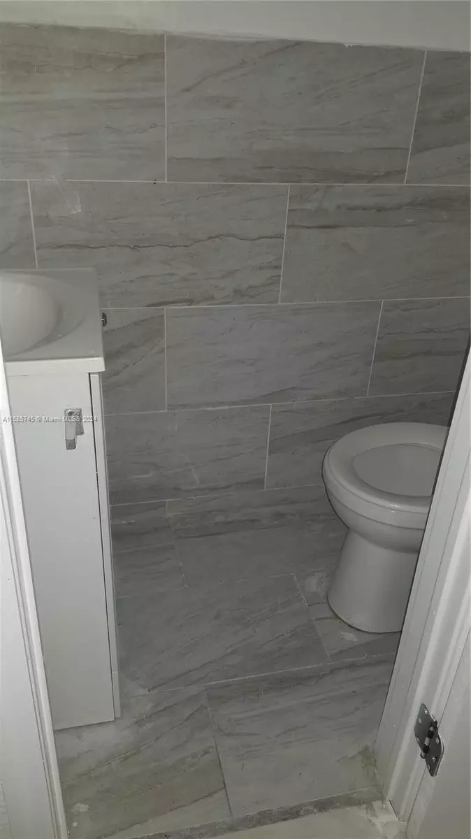 Bath - 2632 NW 18th Ter, Oakland Park, FL 33311 photo 11 of 11