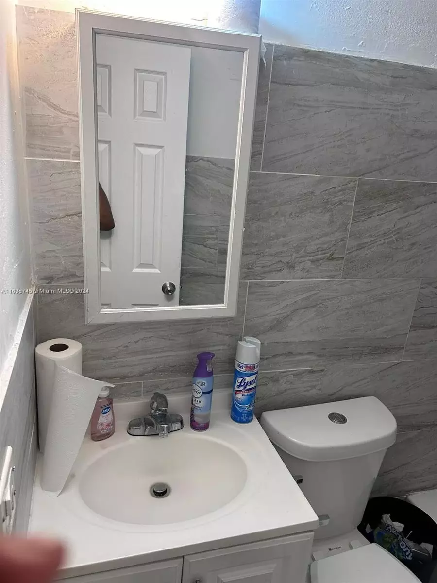 Bath - 2632 NW 18th Ter, Oakland Park, FL 33311 photo 6 of 11