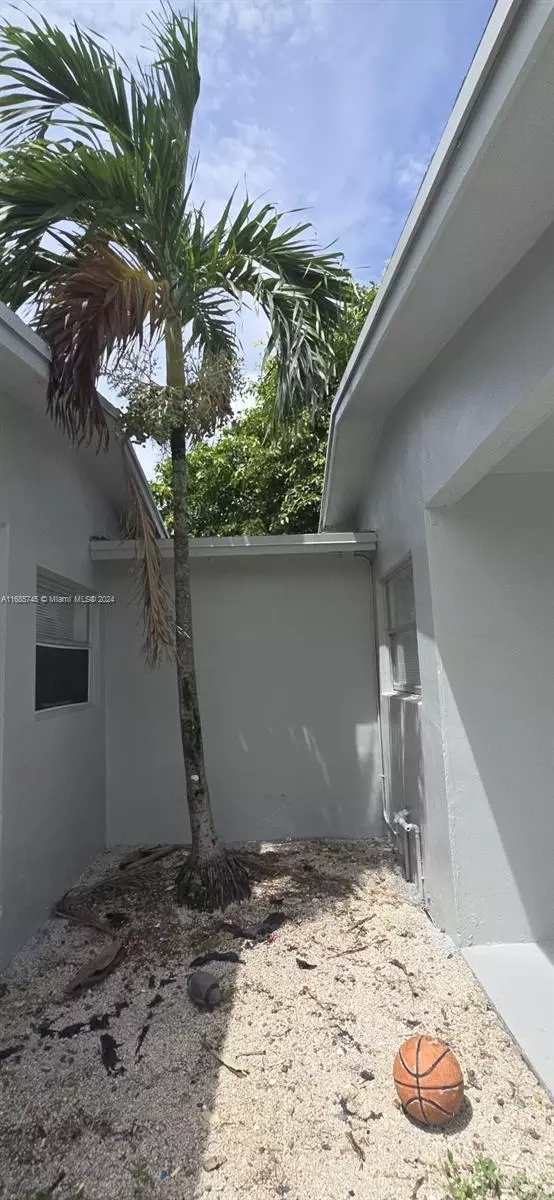 Exterior - 2632 NW 18th Ter, Oakland Park, FL 33311 photo 8 of 12