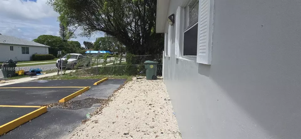 Exterior - 2632 NW 18th Ter, Oakland Park, FL 33311 photo 12 of 12