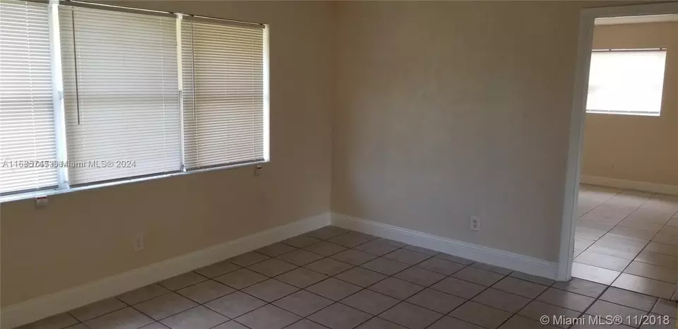 Living - 2632 NW 18th Ter, Oakland Park, FL 33311 photo 8 of 10