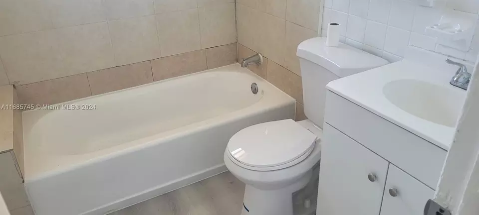 Bath - 2632 NW 18th Ter, Oakland Park, FL 33311 photo 9 of 11