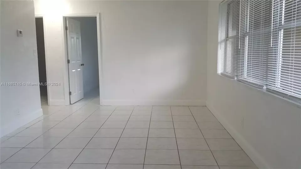 Living - 2632 NW 18th Ter, Oakland Park, FL 33311 photo 9 of 10