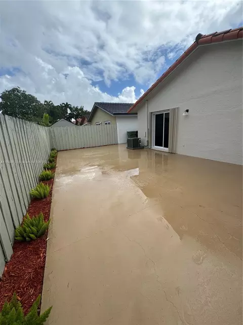 Exterior - 3127 W 69th Pl, Hialeah, FL 33018 photo 2 of 3