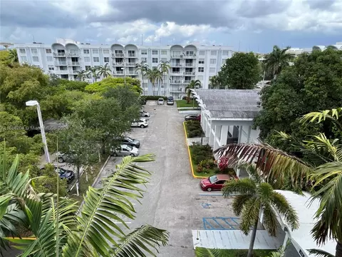 496 NW 165th St Rd #D-612, Miami, FL 33169
