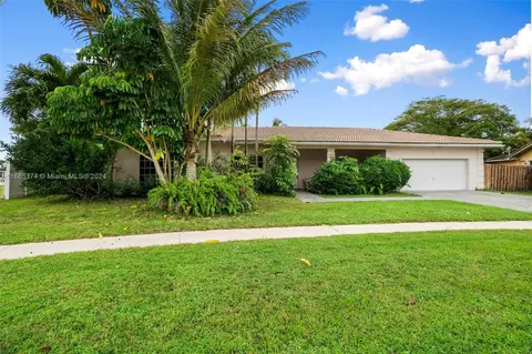 501 Lake Tree Dr, Weston, FL 33326