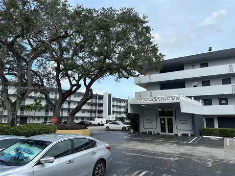 447 NE 195th St #116, Miami, FL 33179 photo 1