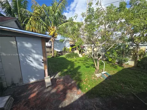 Exterior - 3420 E Palm Ct, Hialeah, FL 33013 photo 8 of 9