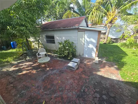Exterior - 3420 E Palm Ct, Hialeah, FL 33013 photo 7 of 9