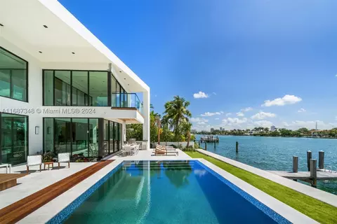 1800 Daytonia Rd, Miami Beach, FL 33141