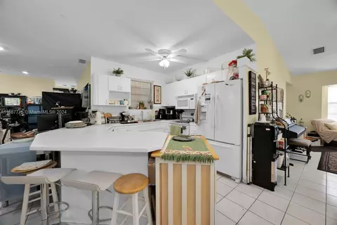 Kitchen - 471 SE 6th St, Hialeah, FL 33010 photo 2 of 3