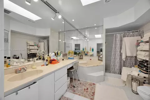 Bath - 471 SE 6th St, Hialeah, FL 33010 photo 2 of 2