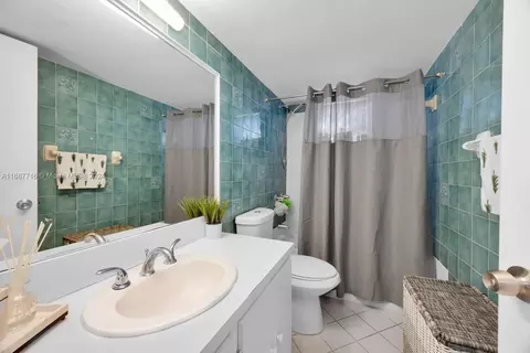 Bath - 471 SE 6th St, Hialeah, FL 33010 photo 1 of 2