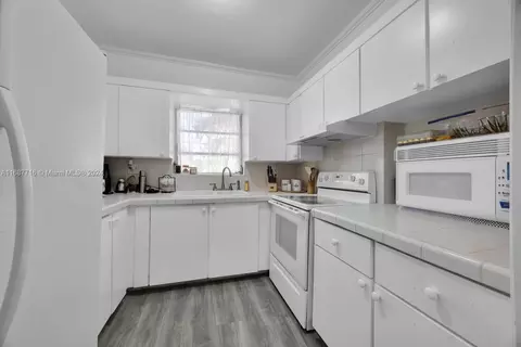 Kitchen - 471 SE 6th St, Hialeah, FL 33010 photo 1 of 3