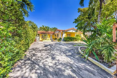 Exterior - 471 SE 6th St, Hialeah, FL 33010 photo 3 of 6
