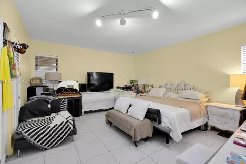 Bedroom - 471 SE 6th St, Hialeah, FL 33010 photo 2 of 2