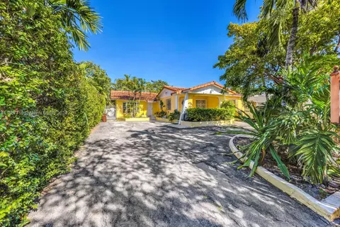Exterior - 471 SE 6th St, Hialeah, FL 33010 photo 2 of 6