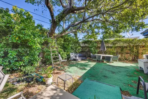 Exterior - 471 SE 6th St, Hialeah, FL 33010 photo 5 of 6
