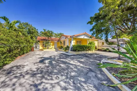 Exterior - 471 SE 6th St, Hialeah, FL 33010 photo 4 of 6