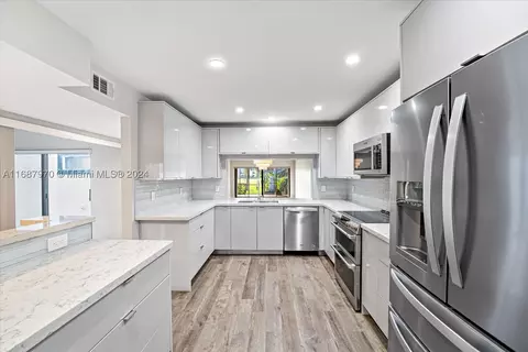 294 Fairway Cir #74, Weston, FL 33326