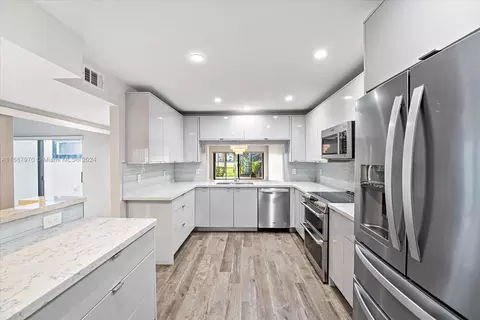 294 Fairway Cir #74, Weston, FL 33326