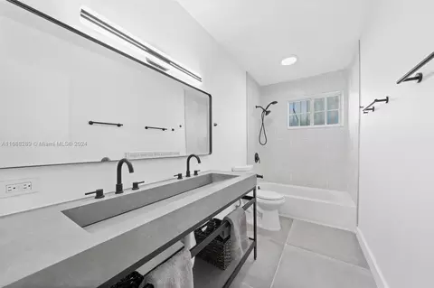 Bath - 361 E 39th St, Hialeah, FL 33013 photo 2 of 2