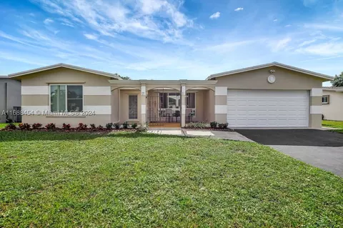 10376 NW 3rd St, Plantation, FL 33324