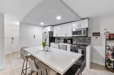 7100 NW 17th St #315, Plantation, FL 33313