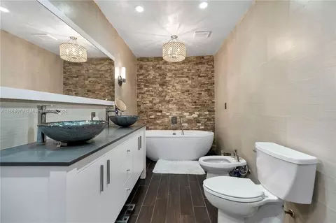 Bath - 496 W 46th Pl, Hialeah, FL 33012 photo 2 of 5