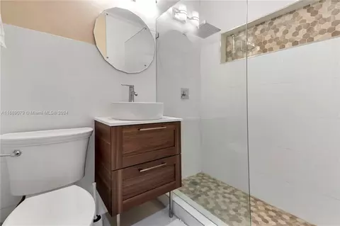 Bath - 496 W 46th Pl, Hialeah, FL 33012 photo 5 of 5