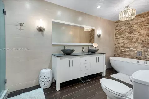 Bath - 496 W 46th Pl, Hialeah, FL 33012 photo 3 of 5
