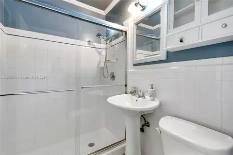 Bath - 496 W 46th Pl, Hialeah, FL 33012 photo 4 of 5
