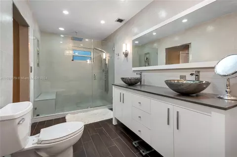 Bath - 496 W 46th Pl, Hialeah, FL 33012 photo 1 of 5