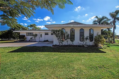 302 SE Verada Ave, Port Saint Lucie, FL 34983