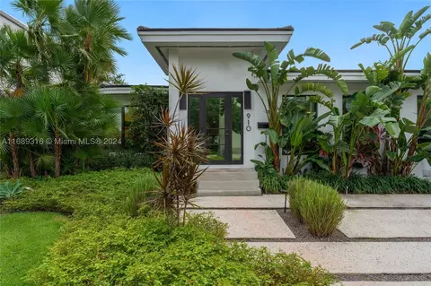 910 W 43rd Ct, Miami Beach, FL 33140