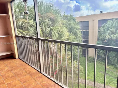 8615 NW 8th St #408, Miami, FL 33126
