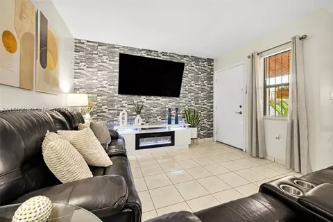 201 W Park Dr #104-2, Miami, FL 33172