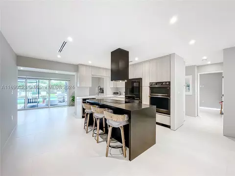 931 NE 140th St, North Miami, FL 33161