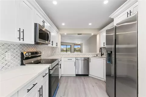 7248 Fairfax Dr #301, Tamarac, FL 33321