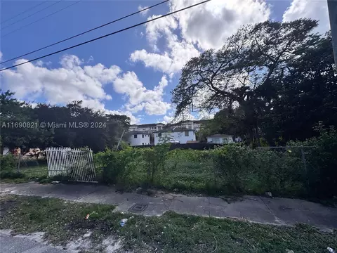 2771 NW 44th St, Miami, FL 33142