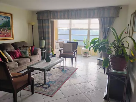 4141 NW 44th Ave #316, Lauderdale Lakes, FL 33319