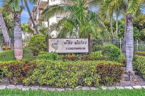 201 180th Dr #211, Sunny Isles Beach, FL 33160