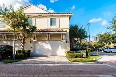 8285 Cascada Isles Dr, Hollywood, FL 33024