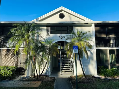 933 NE 199th St #107, Miami, FL 33179