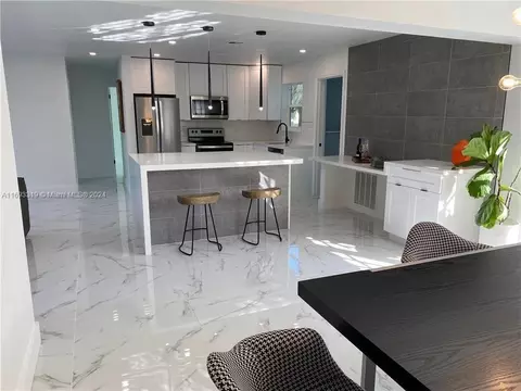 812 SE 16th St, Deerfield Beach, FL 33441