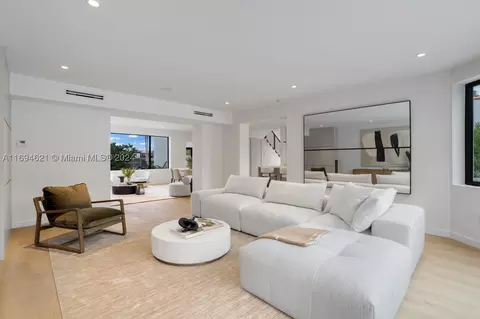 4575 N Bay Rd, Miami Beach, FL 33140